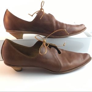 Cydwoq Vintage Hand Sculpted in USA, size 40.